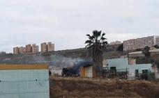Fuego en una vivienda abandonada de San Roque