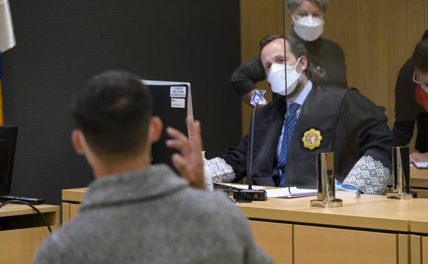 «Me tiró de espaldas contra el suelo de tierra y me violó», declaró la víctima