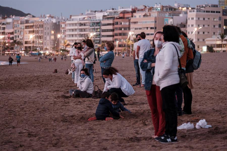 Duelo en Las Canteras en memoria de la niña de Mali