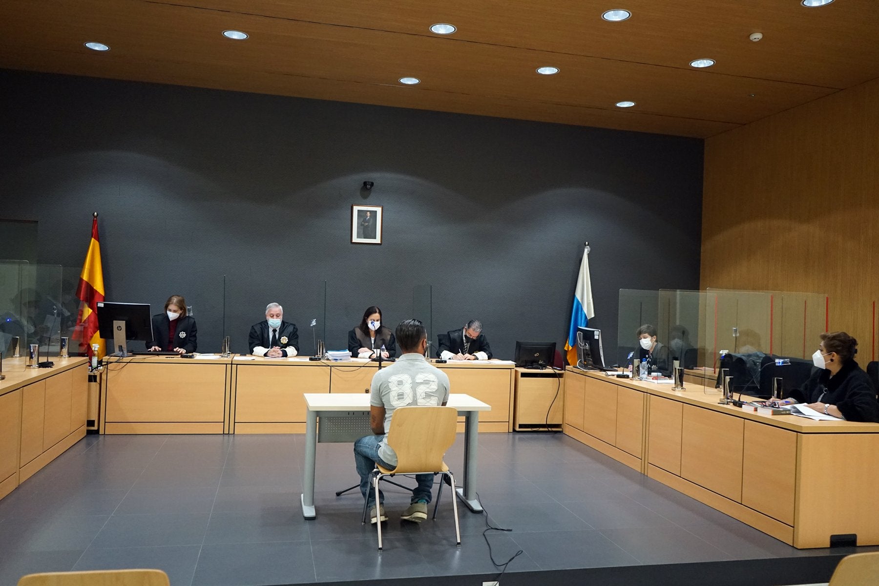 Dice que no abusó de su hijastra, pero la fiscal insiste en su culpabilidad