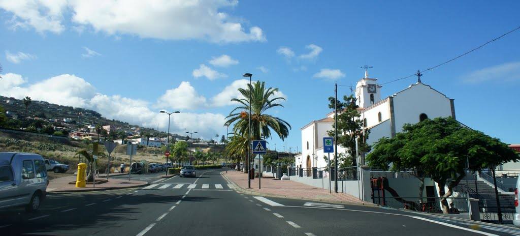 Muere un motorista al colisionar contra un árbol en Tenerife
