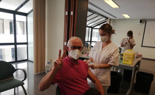 Canarias retoma AstraZeneca, con la que vacunará a 144.000 personas de 65 a 60 años