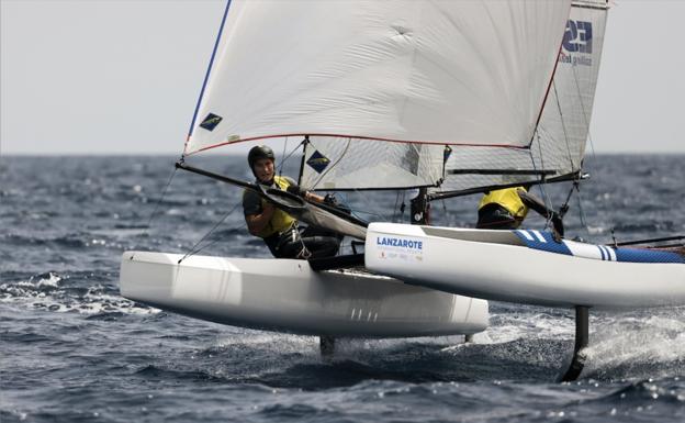 Tara Pacheco sigue liderando la categoría Nacra 17 en Lanzarote