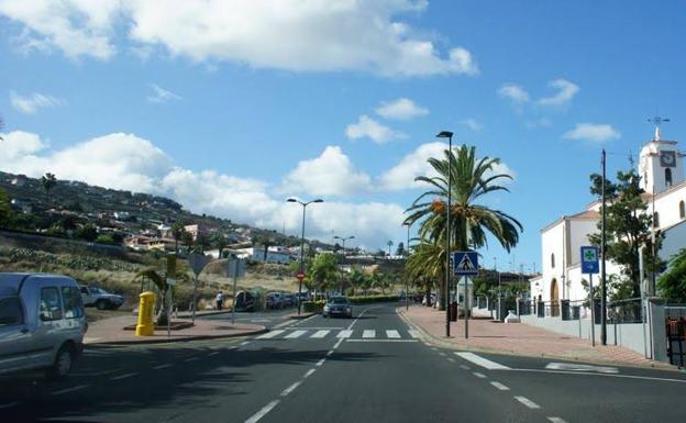 Muere un motorista al colisionar contra un árbol en Tenerife