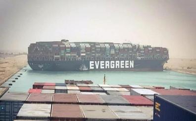 Un carguero gigantesco encalla y bloquea el Canal de Suez