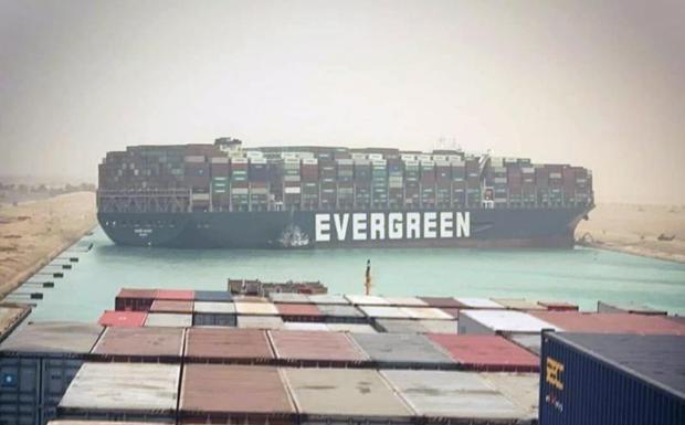 Un carguero gigantesco encalla y bloquea el Canal de Suez