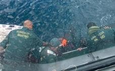 Salvan la vida a los tripulantes de una lancha semihundida en Tenerife