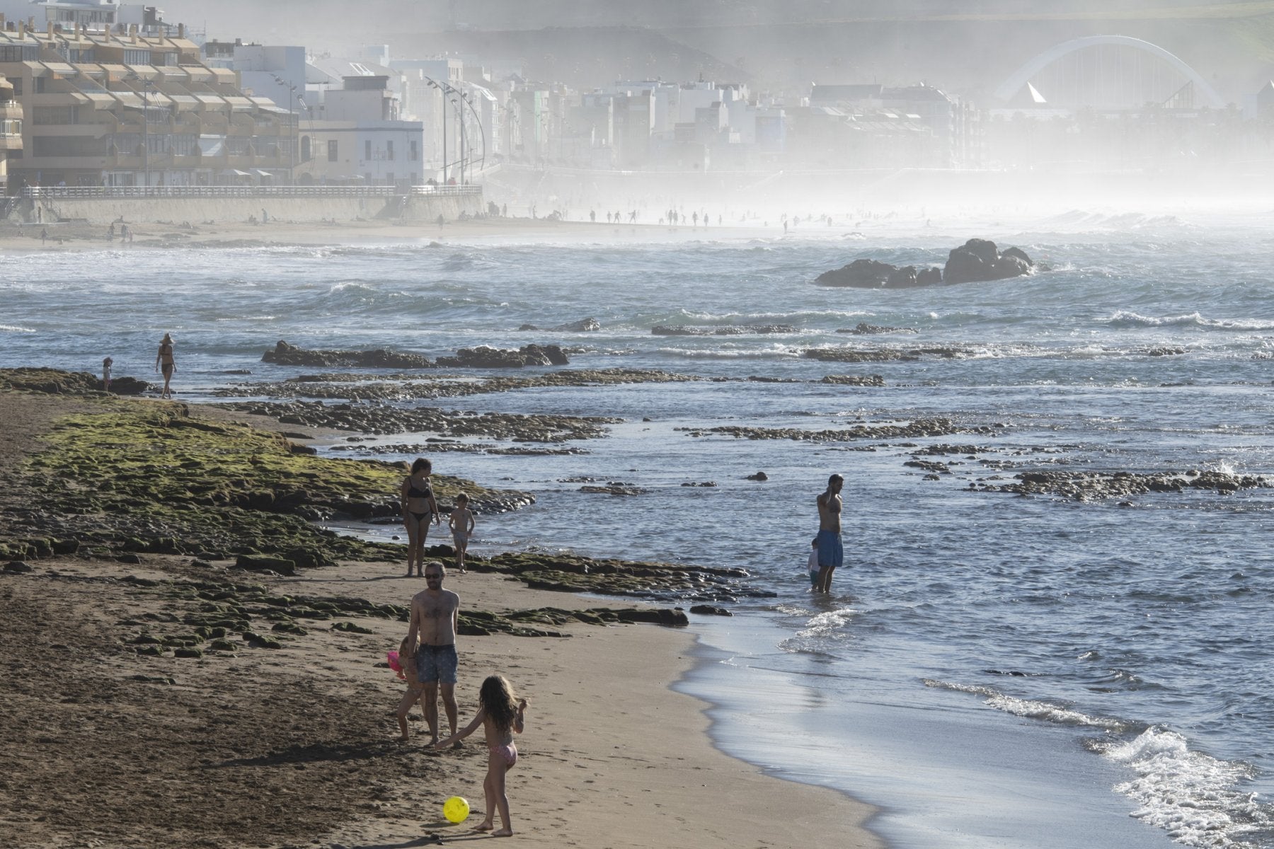 Refuerzo de la seguridad y la limpieza en las playas capitalinas por Semana Santa