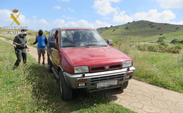 Sorprendido conduciendo su todoterreno por un paraje protegido