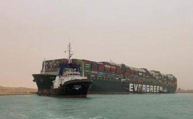 El cierre del canal de Suez provoca un histórico atasco naval
