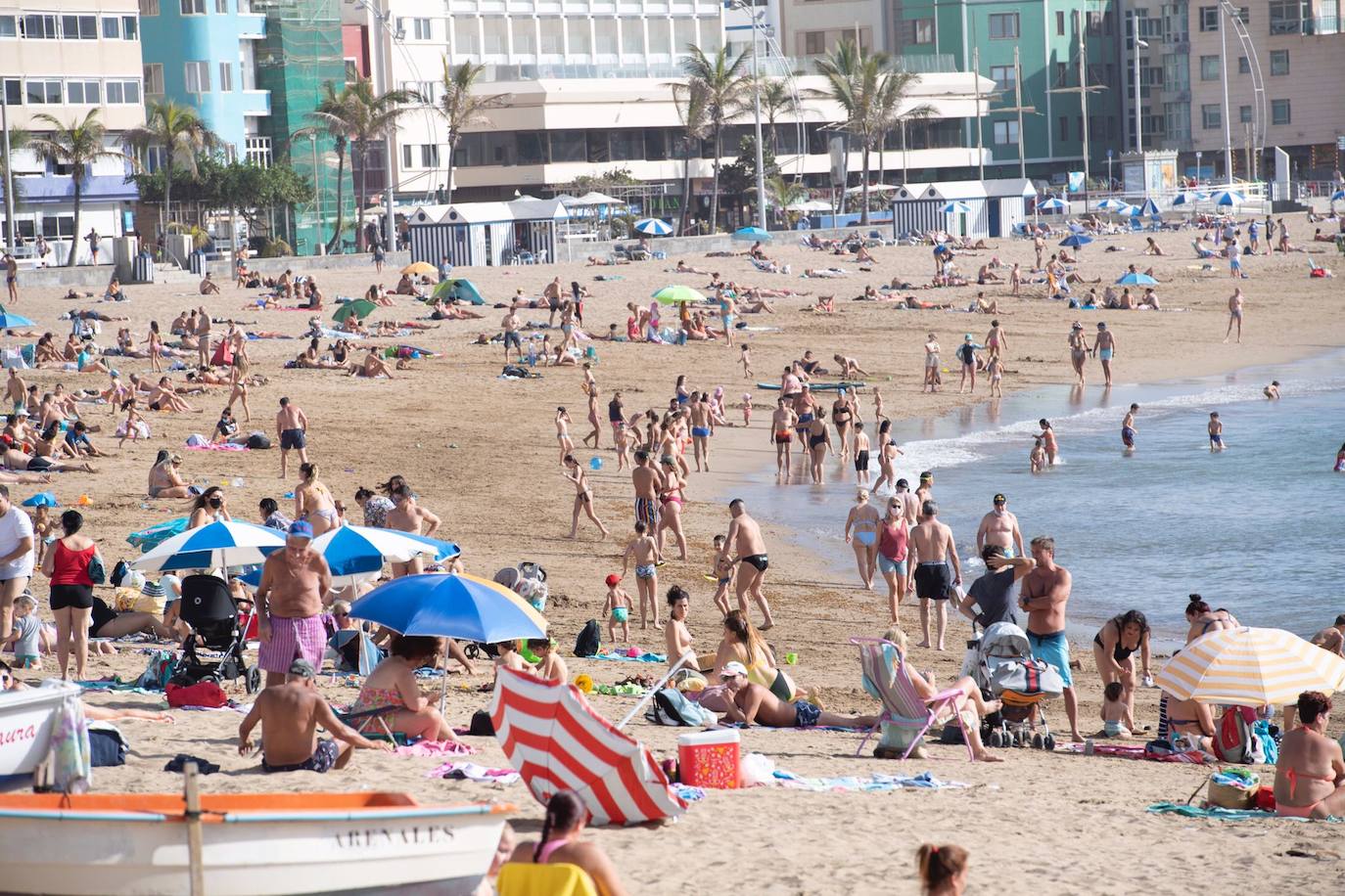 Tarde de sol y calor en Las Canteras