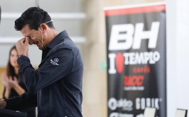 Carlos Coloma se retira con más lágrimas que palabras