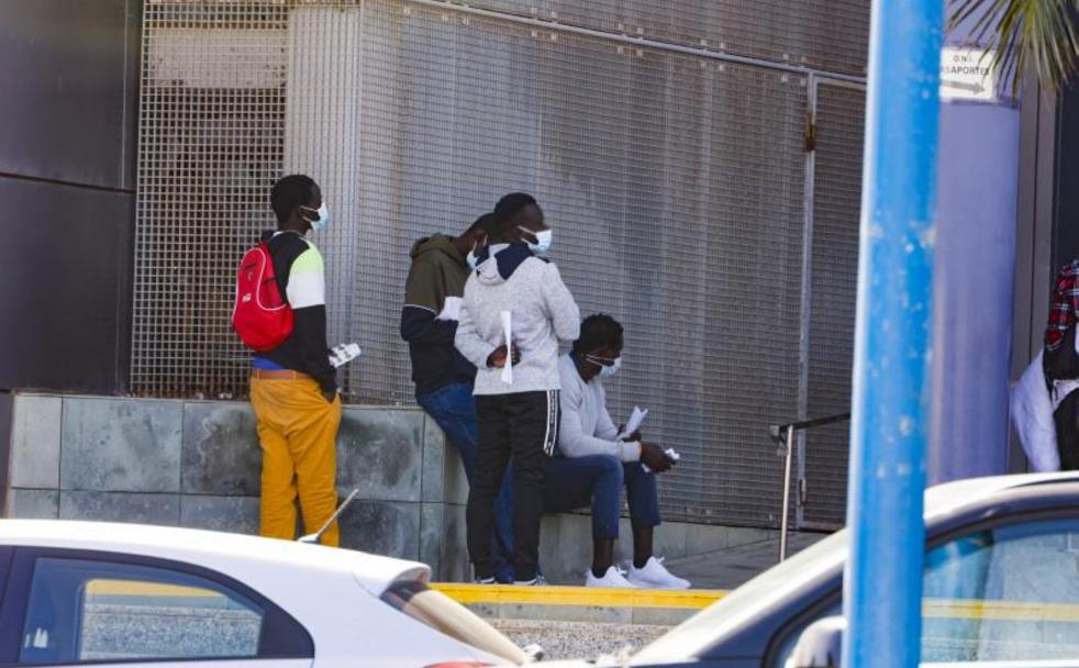 ¿Petición de asilo? Espere por favor