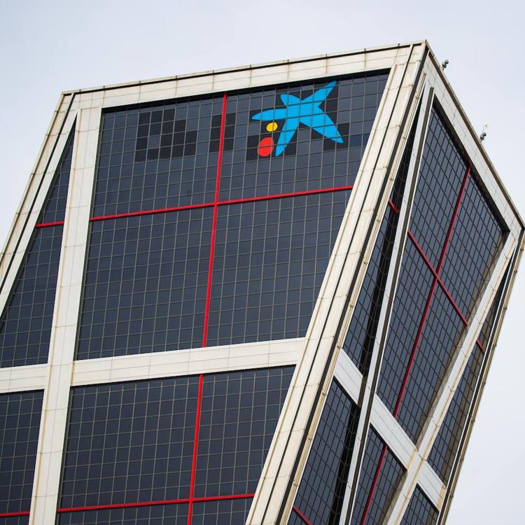 La estrella de CaixaBank ya luce en las principales sedes de Bankia