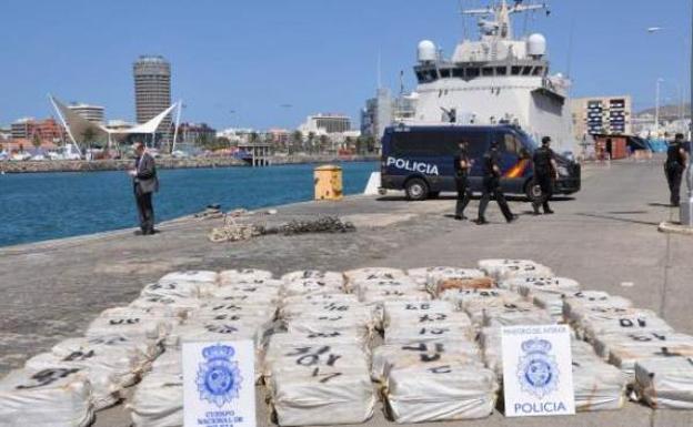 Tres detenidos en un buque al sur de Canarias con «gran cantidad» de hachís