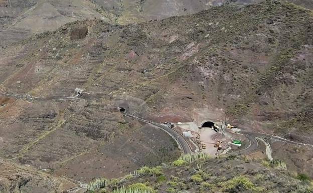 Hallan otros dos trozos de madera en el túnel de La Aldea donde estaba el árbol