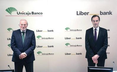 Los accionistas de Unicaja y Liberbank dan luz verde a la fusión