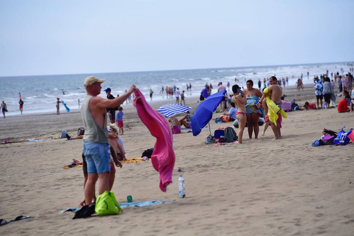 El viento y oleaje en el sur frenan a los turistas en las playas