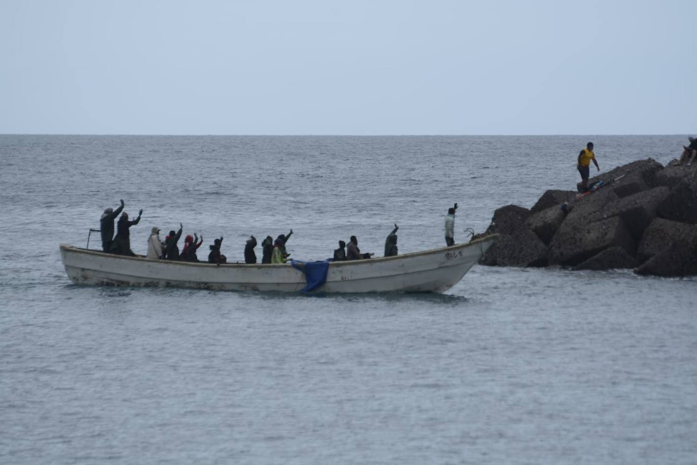 Llega una patera a la playa de La Aldea en Gran Canaria, con 23 migrantes