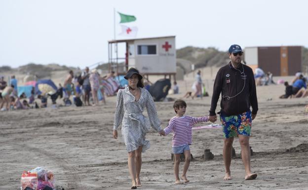 El viento estropea el primer gran día de playa