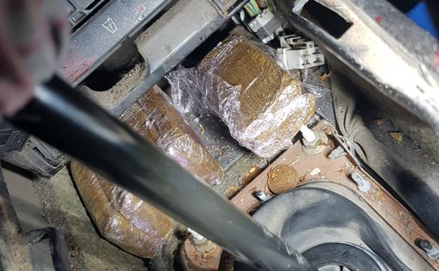 Le pegan una paliza en un bar en Arrecife, llama a la Policía y le pillan con 300 gramos de hachís