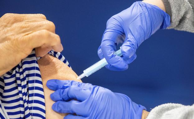 Más de 4.000 personas acuden a vacunarse sin cita en Sevilla por un bulo