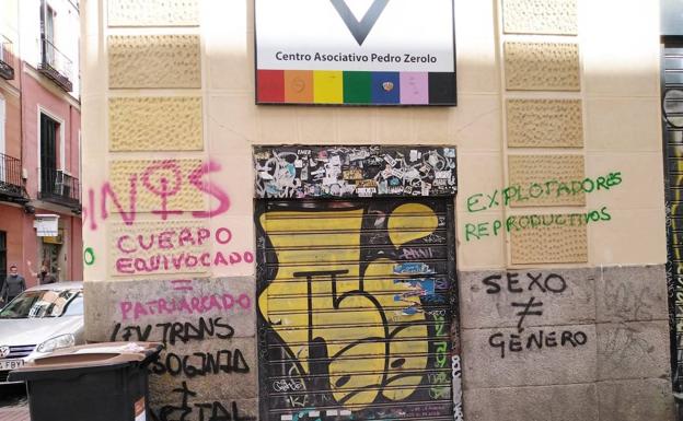Ataque tránsfobo contra la sede de Cogam en Madrid