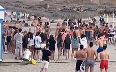 Varios jóvenes protagonizan una pelea con guantes de boxeo en la playa