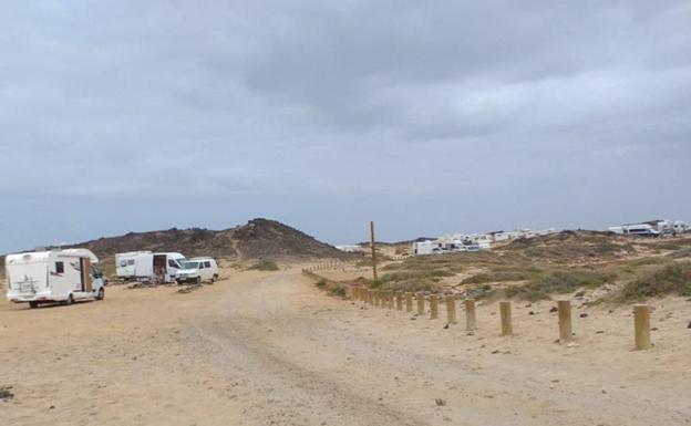 Las caravanas expulsadas de Papagayo se reparten por el litoral de Lanzarote