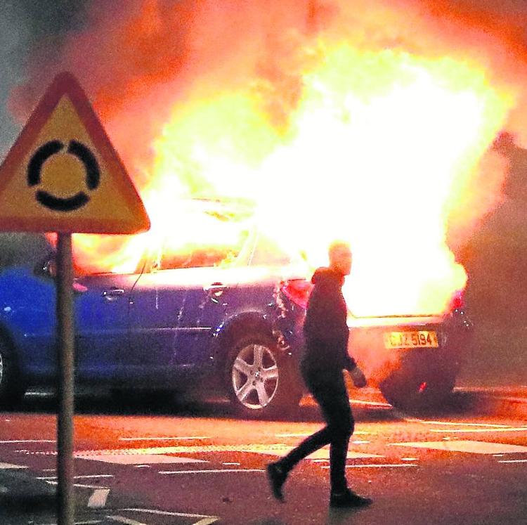 Lanzan 30 cócteles molotov a la Policía en disturbios en Ulster
