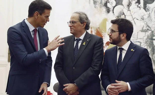 Pedro Sánchez, Quim Torra y Pere Argaonès, durante una reunión en Barcelona en 2018./EFE