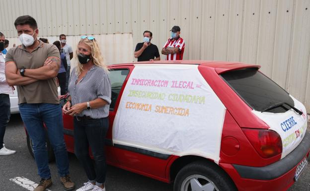 Una caravana de unos treinta coches marcha por el cierre del CIE majorero