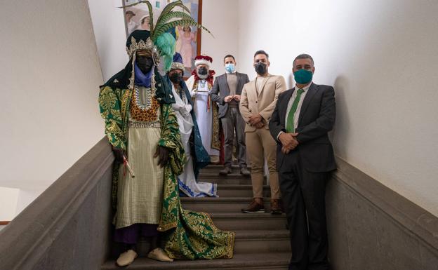 Ciuca denuncia «posibles amaños» en el contrato de los trajes de los Reyes Mago
