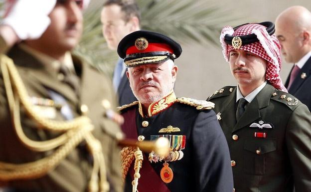 El rey Abdalá de Jordania junto a varios mandos militares./DG