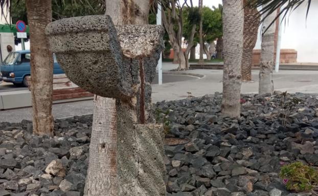 Un pila bautismal en deplorable estado