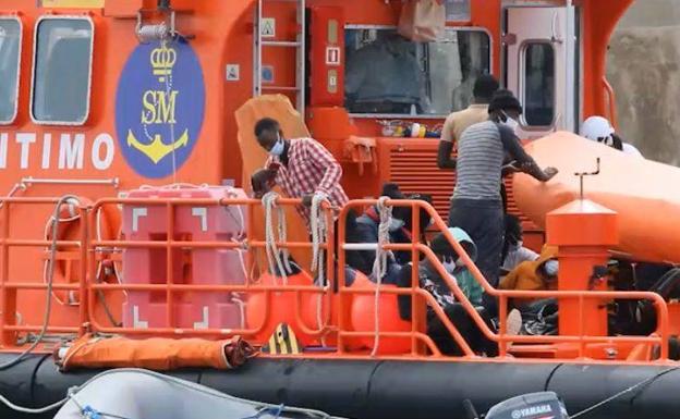 Salvamento rescata una neumática con 30 inmigrantes al sur de Fuerteventura