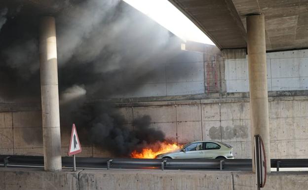 Arde un coche en el túnel de San José