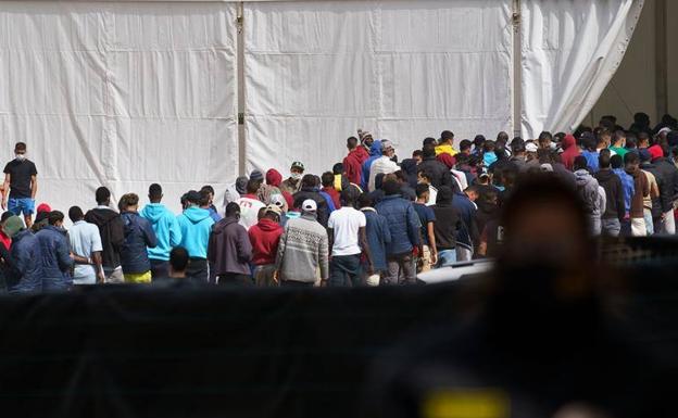 CEAR ve la tensión en Las Raíces como «la punta del iceberg» de las islas cárcel