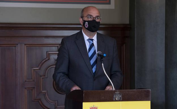 Pestana niega que Canarias sean 'islas-cárcel' y dice que quedan 4.700 migrantes de 29.000