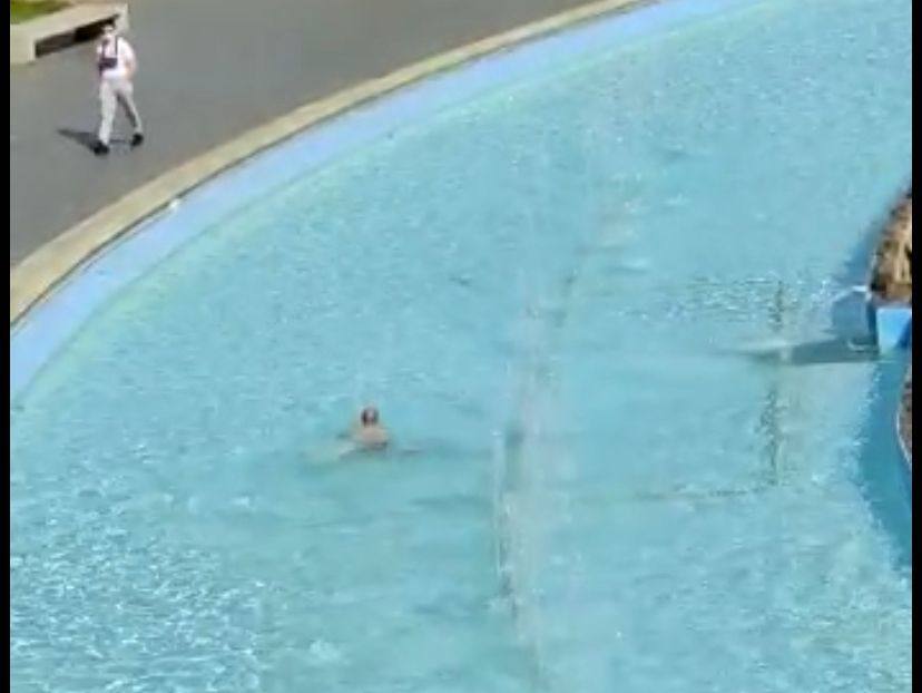 Se baña en una fuente a pocos metros de Las Canteras