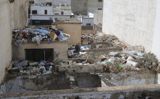 Basura junto a una casa ocupada en Arrecife
