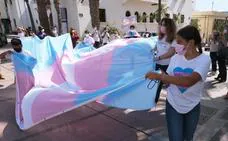 La bandera de la igualdad trans recala en Fuerteventura