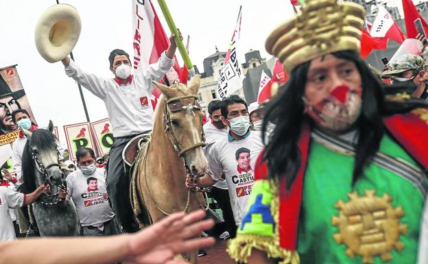 El candidato a la Presidencia de Perú Pedro Castillo, del partido de extrema izquierda Perú Libre, preside un evento de cierre de campaña./EFE