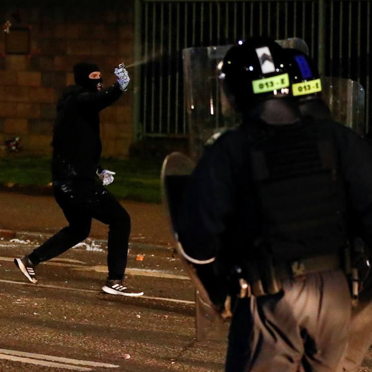 La paz en Irlanda, amenazada por una «espiral de violencia» de doce días