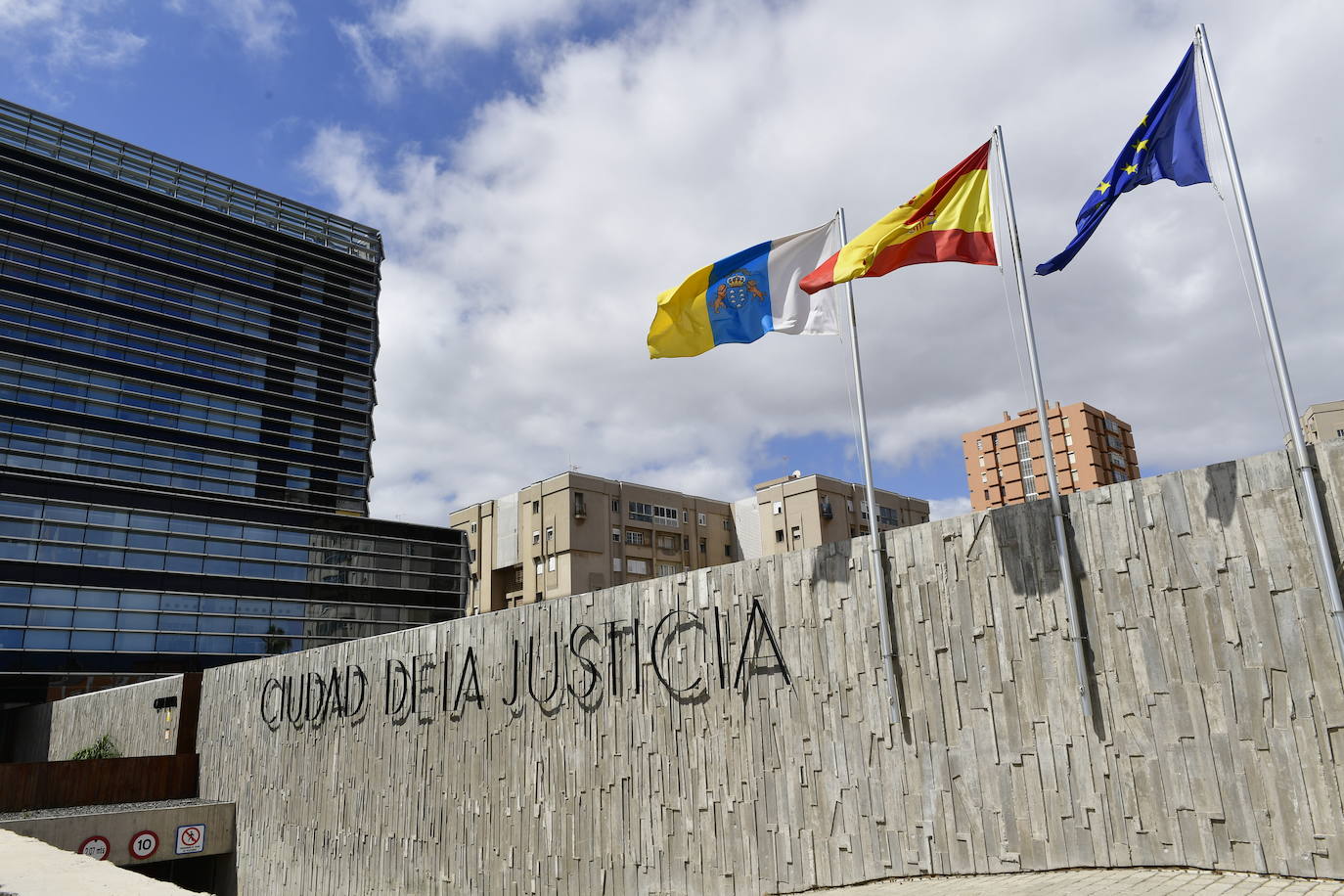 Al banquillo por hacerse con 151.382 euros de una farmacia