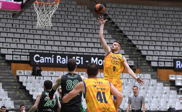 El Granca cierra su herida europea con un triunfo de calidad en Badalona