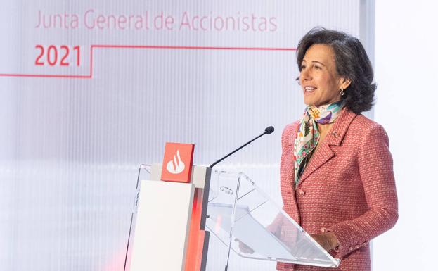 Ana Botín, presidenta de Banco Santander, ganó 8,1 millones en 2020, un 18% menos. 