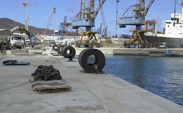 Prisión para un buzo que llevó bajo el mar al muelle Cambulloneros 77 kilos de hachís