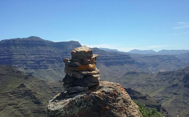 Senderistas denuncian la destrucción de torretas de factura aborigen en Tasarte