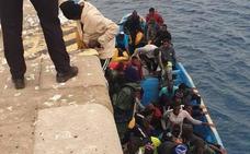 Salvamento socorre a otros 60 inmigrantes al sur de Fuerteventura